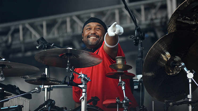 Carter Beauford Under The Table and Drumming